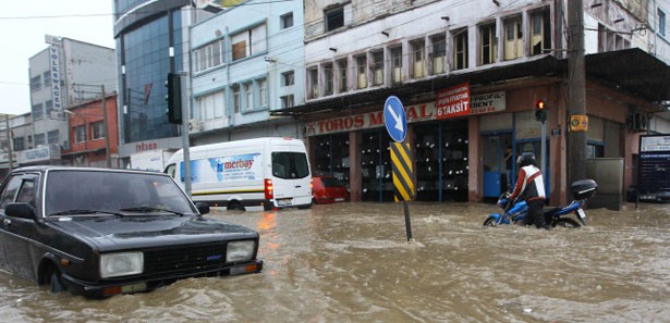 İzmir'de uçak bile yağışta rota değiştirdi