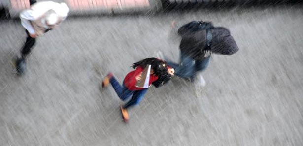 10 dakikalık yağmur hayatı felç etti