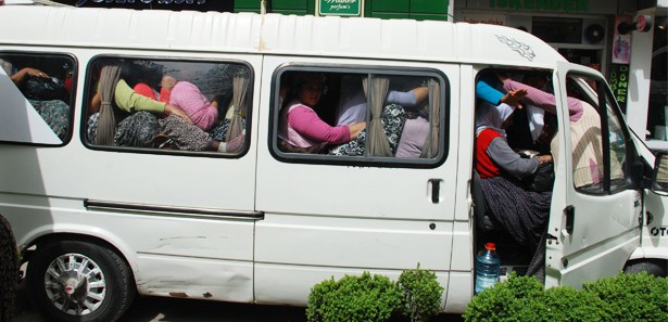 20 kişilik minibüse 45 kadın bindi! VİDEO 
