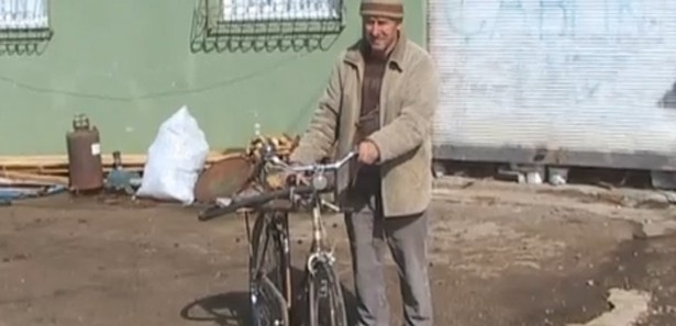 20 yıl önce çaldığı bisikleti geri getirdi 