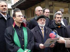 28 Şubat zulmü başörtülü eşi bagaja soktu