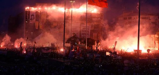 4 büyüklerin taraftarları Taksim'de