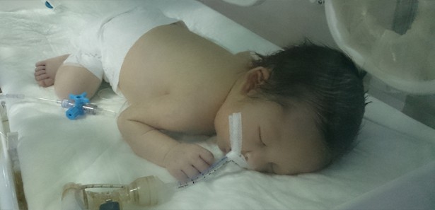 5 günlük bebek yaşam mücadelesi veriyor