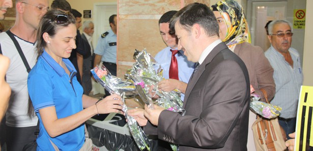 Ağrı'nın yeni öğretmenlerine karanfilli karşılama