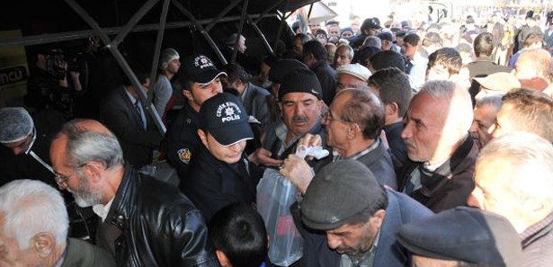 Aşure dağıtımındaki izdihama polis müdehalesi