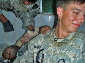 ABD askerleri ceset önünde poz verdi 