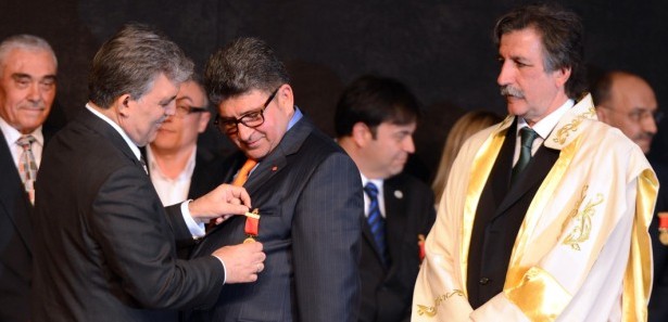 Abdullah Gül hayırseverlere madalya taktı 