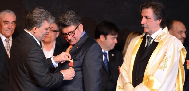 Abdullah Gül hayırseverlere madalya taktı
