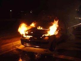 Adana'da iki araç ateşe verildi 