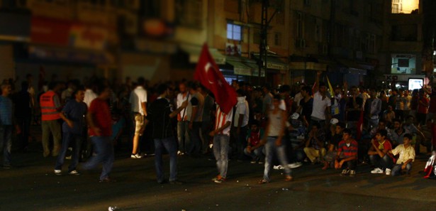 Adana'da karşıt görüşlü gruplar karşı karşıya geldi 
