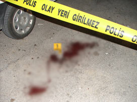 Adana'da parti binası kapısına bomba 