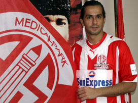 Ali Turan resmen Antalyaspor'da 
