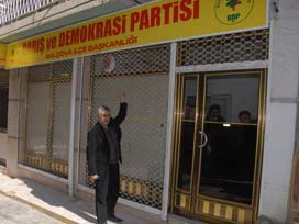 Alkollü şahıs BDP binasını taşladı