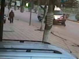 Alkollü şahış kendini arabaların önüne attı / VİDEO