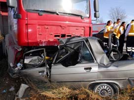 Alkollü sürücü TIR'a arkadan çarptı: 1 ölü 