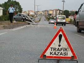 Amasya'da araç direğe çarptı: 1 ölü 2 yaralı 