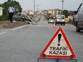 Amasya'da araç direğe çarptı: 1 ölü 2 yaralı