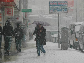 Anadolu yakasında kar yağışı etkili oluyor 