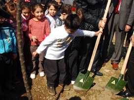 Anaokulu öğrencileri fidan dikti 