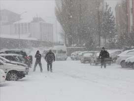 Ankara'da 3 vardiya karla mücadele 