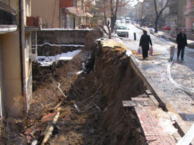 Ankara'da kar suyu istinat duvarını yıktı 