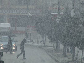 Ankara'da kar yağışı hayatı etkiliyor 
