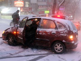 Ankara'da kar yağışı  ulaşımı kilitledi 