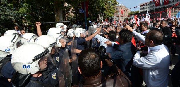Ankara'da polis ve göstericiler arasında arbede
