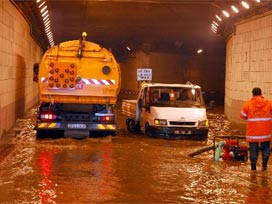 Ankara'da sağanak yağış hayatı felç etti 