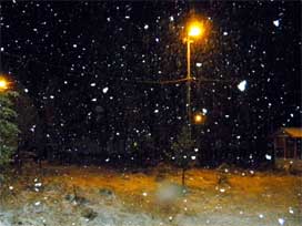 Ankara'ya mevsimin ilk karı düştü 