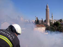 Antalya Kaleiçi’nde yangın paniği 