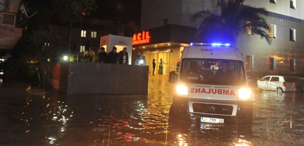 Antalya'da araçlar mahsur kaldı, evleri su bastı 