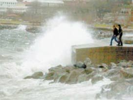 Antalya'da soğuğa inat denize girdiler 