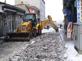 Ardahan caddelerinden 50 kamyon buz çıktı 