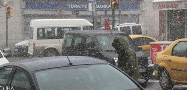 Ardahan'da kar ulaşımda aksamalara yol açtı 