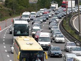 Arızalanan TIR, TEM otoyolunu kapattı