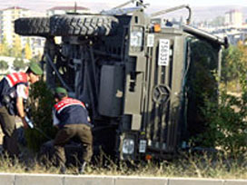 Askeri araçla yolcu minibüsü çarpıştı: 15 yaralı 