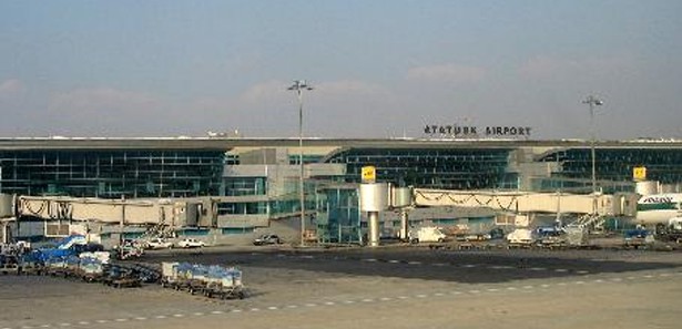 Atatürk Havalimanı'nda bombalı araç paniği 