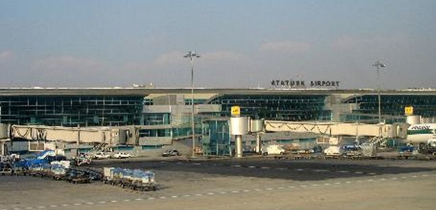 Atatürk Havalimanı'nda bombalı araç paniği