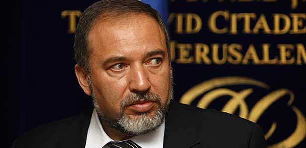 Avigdor Lieberman hakim karşısında 