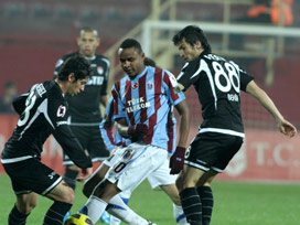 Avni Aker'de maçta 3 gol var / CANLI 