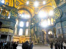 Ayasofya'da ayin için gelecekler vazgeçti