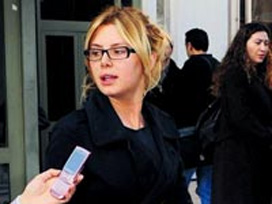 Aysun Kayacı, dinlemeye takıldı Aysun Kayacı, dinlemeye takıldı