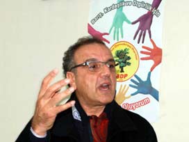 BDP, Muş'ta iki dil için imza topluyor BDP, Muş'ta iki dil için imza topluyor