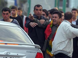 BDP'li vekil göstericilerle polisleri taşladı!