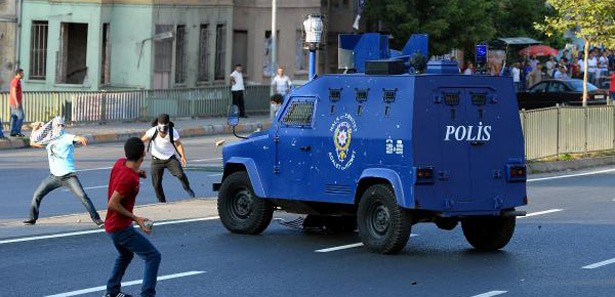 BDP'lilerden Tarlabaşı'nda polise taşlı saldırı 