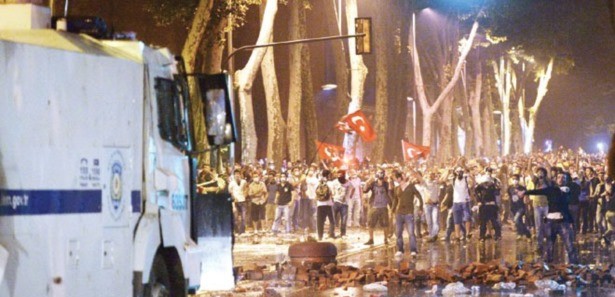 Başbakan Erdoğan'ın evine 3 bin kişiyle baskın 
