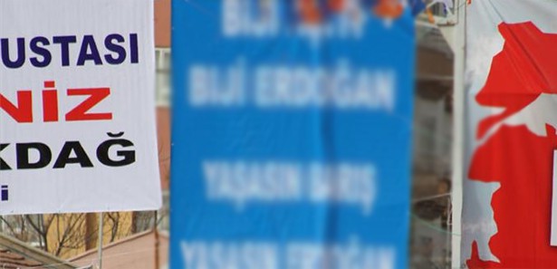 Başbakan'a Kürtçe afişli karşılama