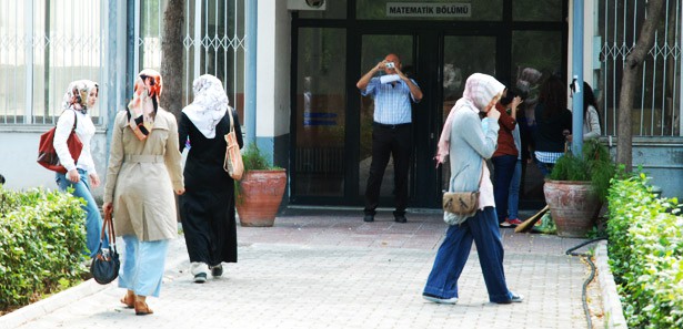 Başörtülüyü derse sokmayan profesöre hapis 