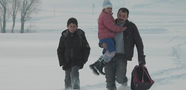 Baba ve çocuklarının okul yolu çilesi 